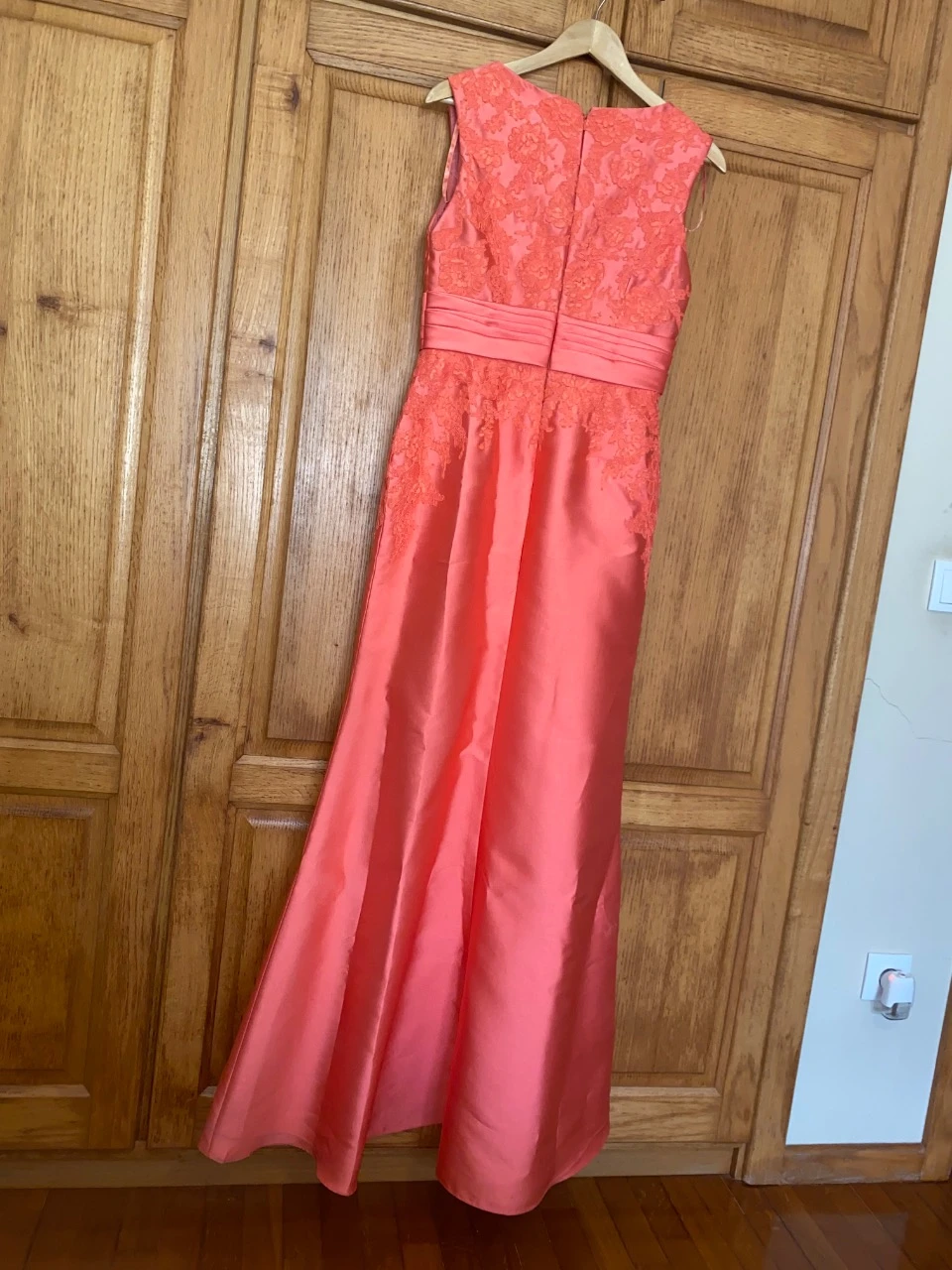 robe longue de cérémonie de mariage avec manteau couleur corail de la marque Pronovias – photo 11